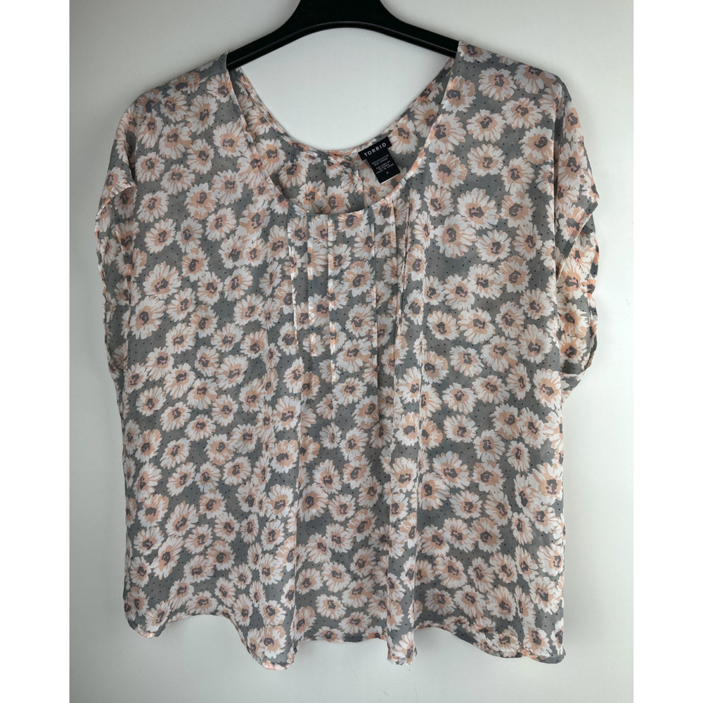 ✨2/$20 Torrid Floral Sheer Chiffon Pleated Tulip Back Blouse Top Plus Size 2 2X - Picture 2 of 7